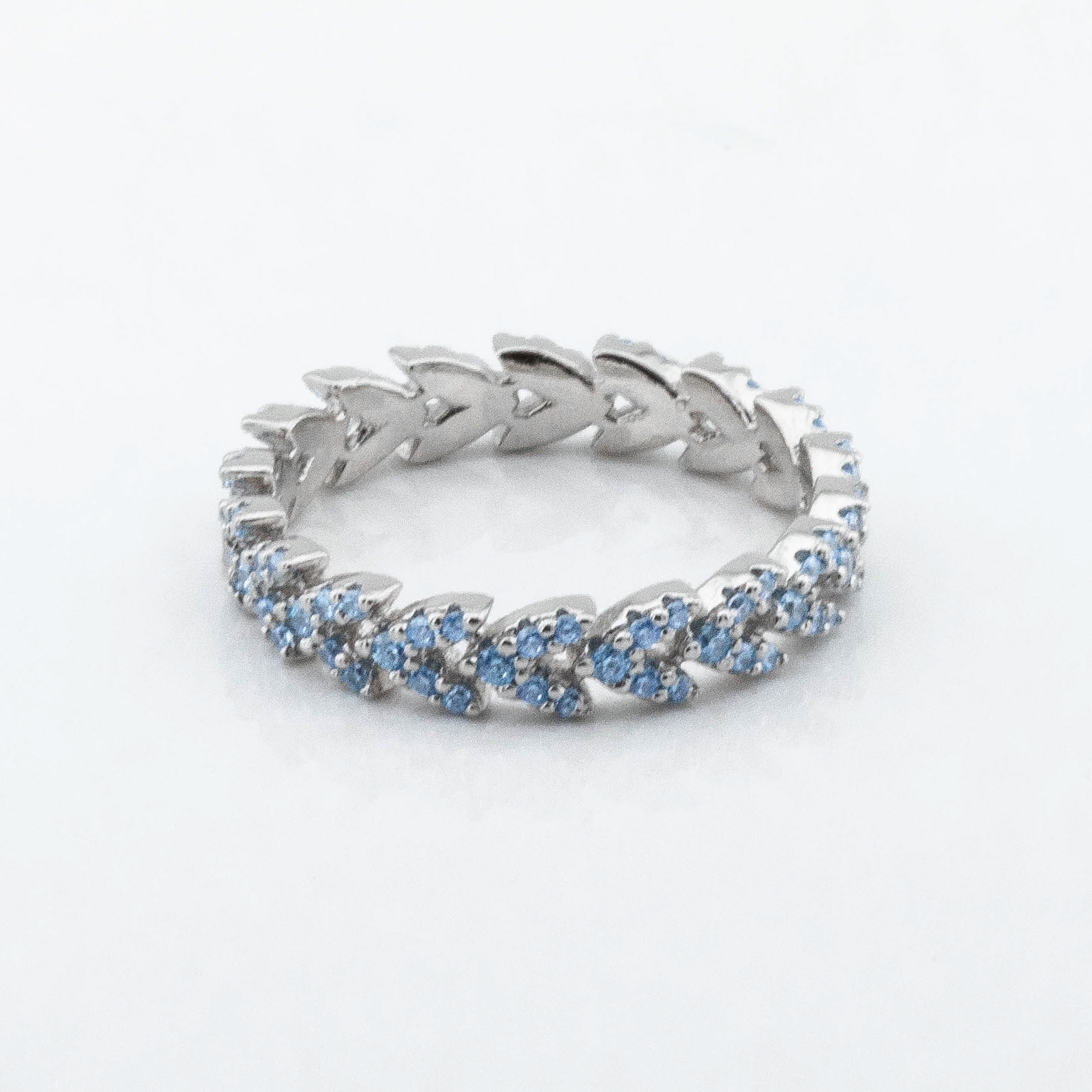 

Серебряное кольцо с голубыми фианитами K111768 Диамант, 19 размер