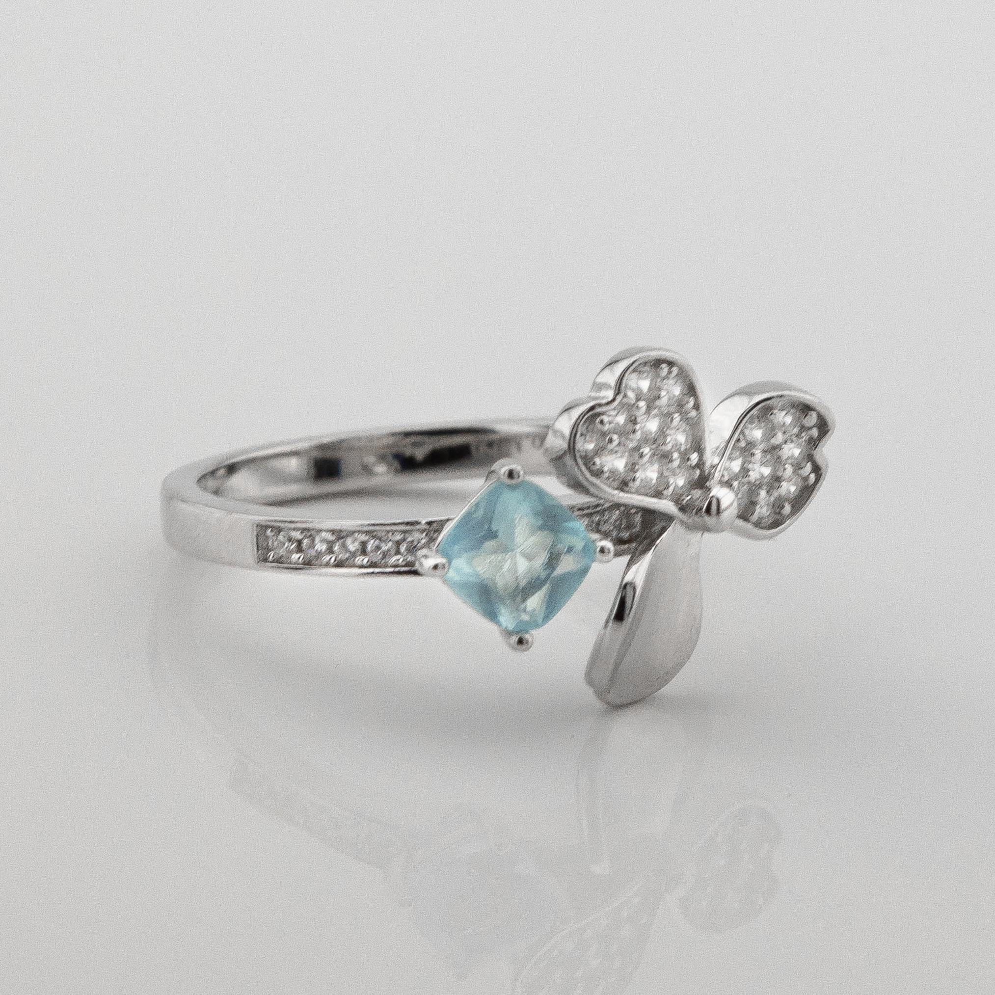 

Серебряное кольцо Цветок с голубым фианитом k111600 Диамант, 17,5 размер