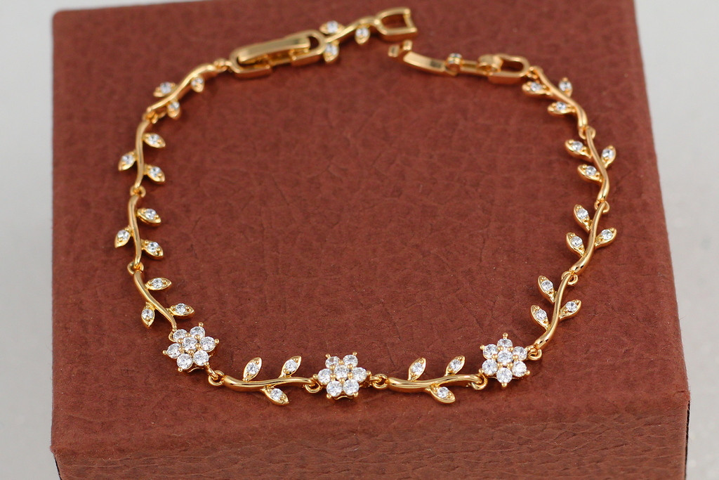 

Браслет Xuping Jewelry с тремя цветочками на ветках по всей длине 19 см 5 мм золотистый