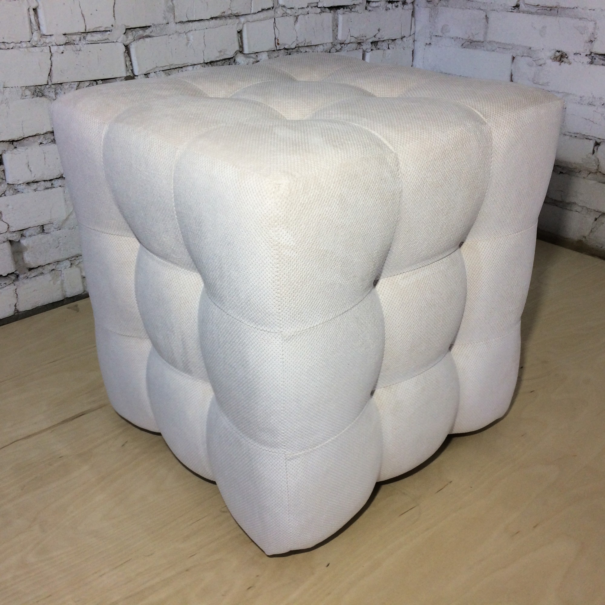 

Пуф квадратный Куб PiLLowDesign 45х45 см молочный Gordon 21