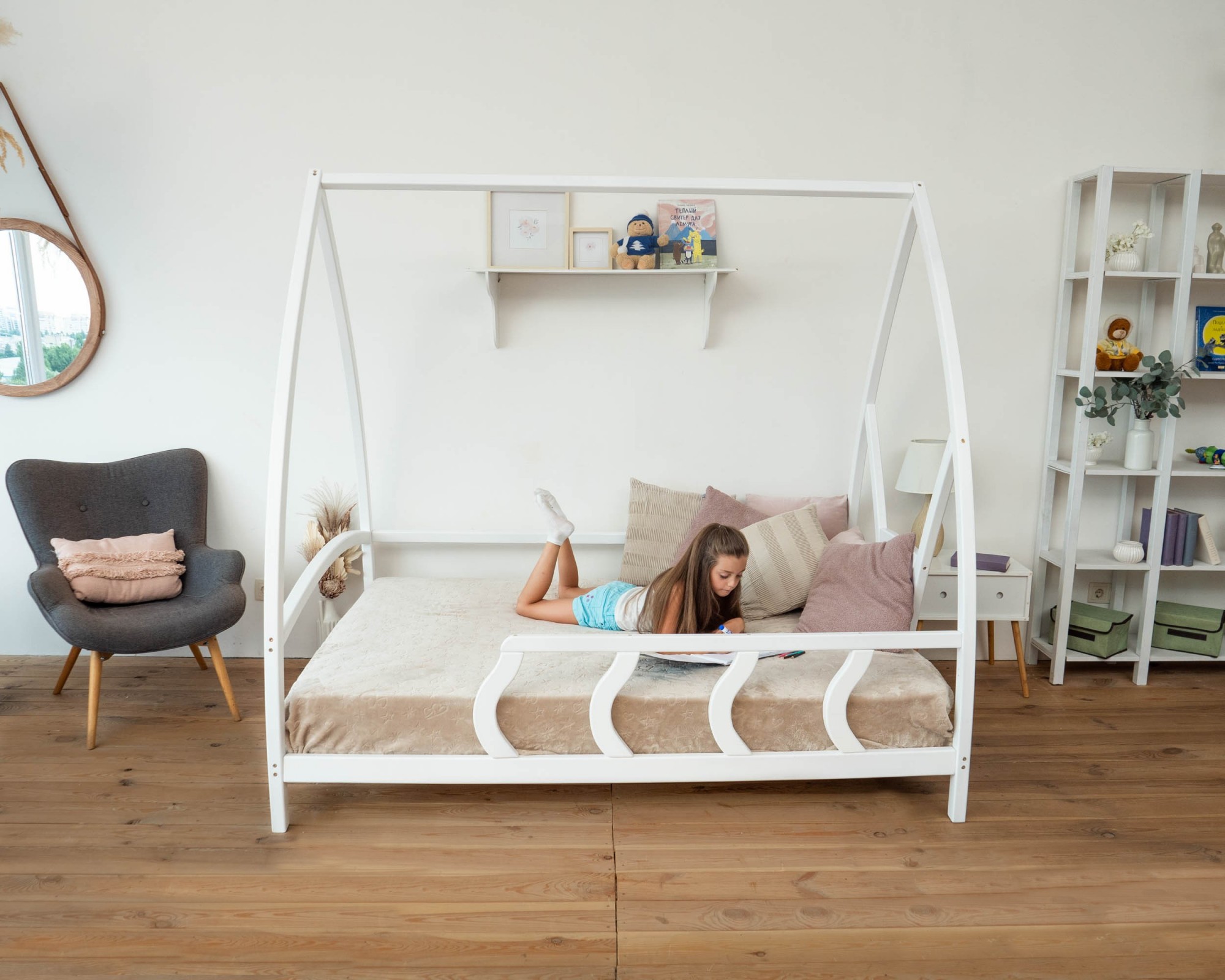 

Детская деревянная кровать Космос Монтессори BUSY WOOD на ножках Модель 12 140х190 см Белая