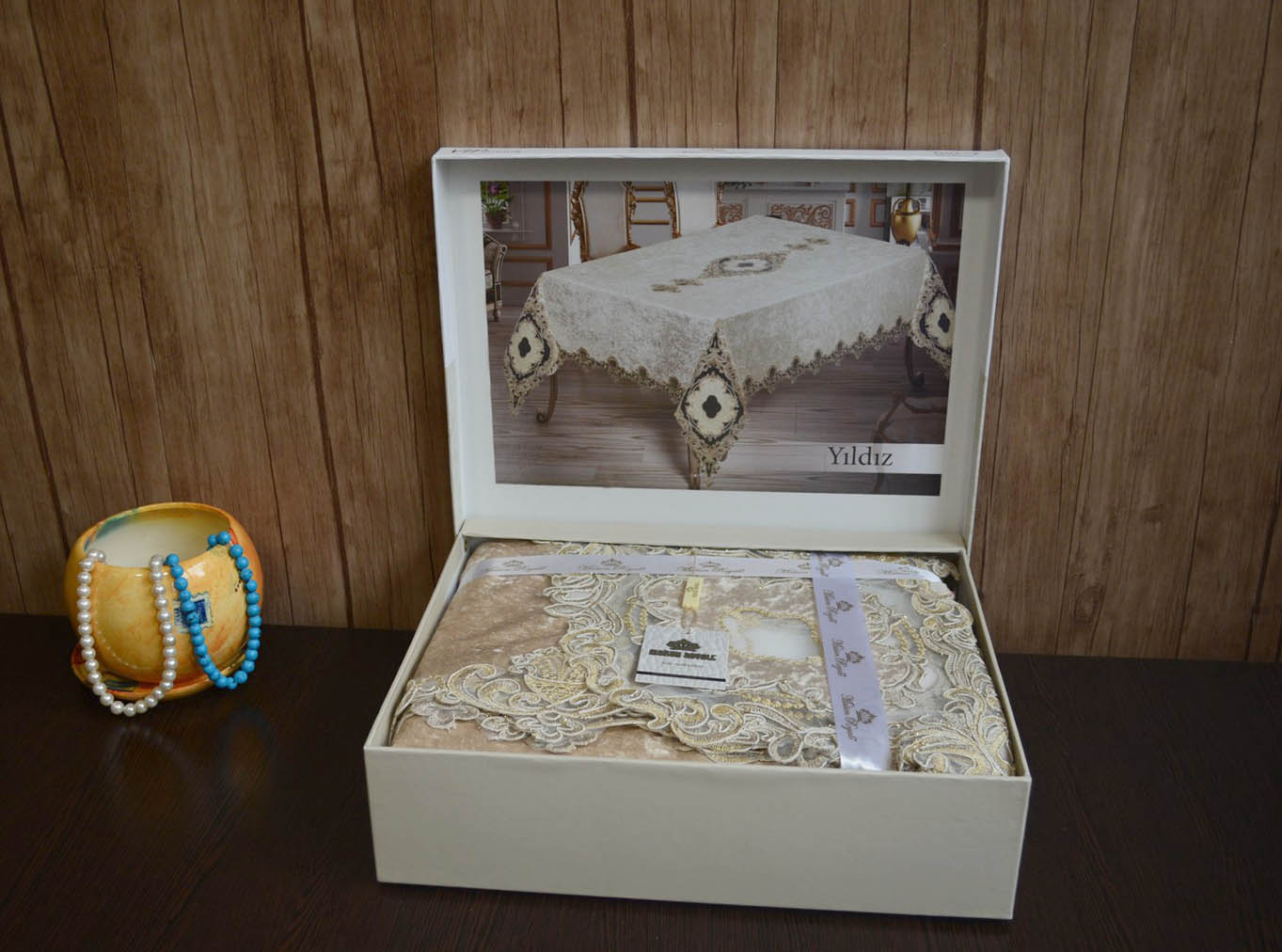 

Велюрова скатертина з мереживом Maison 160x300 см Yildiz - Капучіно -