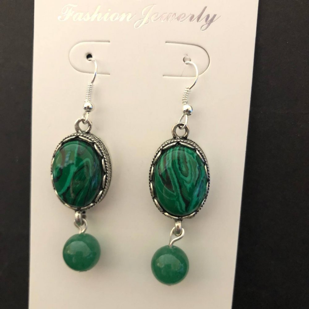 

Серьги Малахит, кабошон 18мм+-, бусина Нефрит 10мм+-, оправа "зубчик", длина 5,5см +-, ida42028