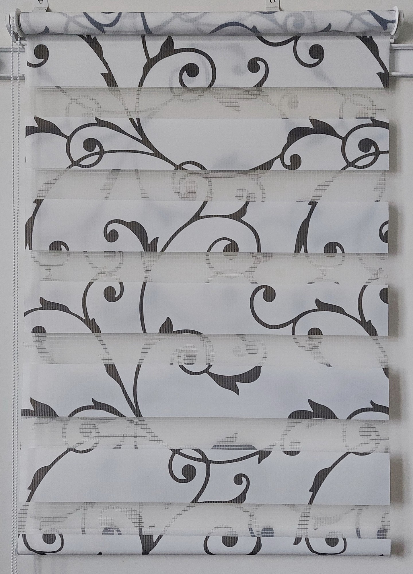 

Рулонная штора Miranda День-ночь Вензель BDM-1401 35*160 см Бело-чёрный