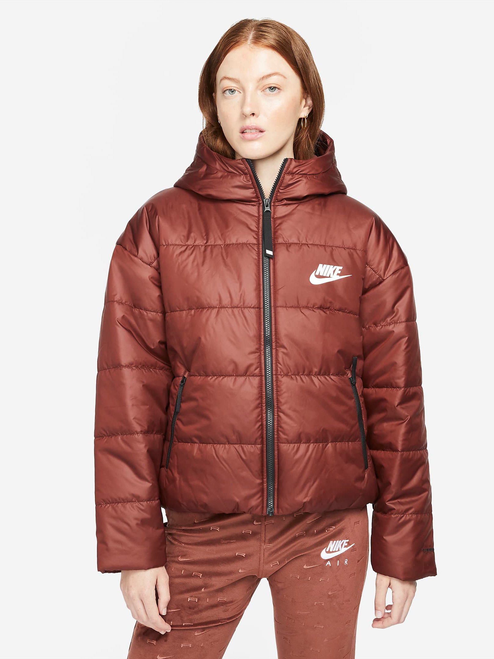 

Куртка Nike W Nsw Tf Rpl Classic Hd Jkt DJ6995-273  Красная, Куртка Nike W Nsw Tf Rpl Classic Hd Jkt DJ6995-273 M Красная