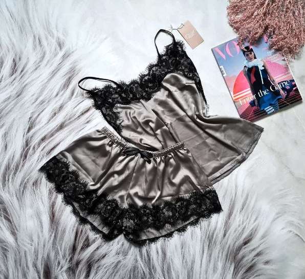 

Женская шелковая пижама двойка (майка и шорты) Christel с кружевом, размер  серый, Женская шелковая пижама двойка (майка и шорты) Christel с кружевом, размер S серый