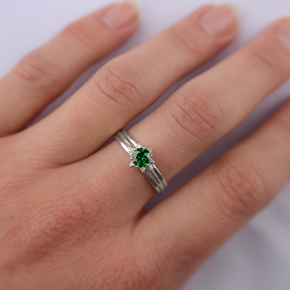 

Серебряное кольцо родированное с зеленым камнем 41-kr 20