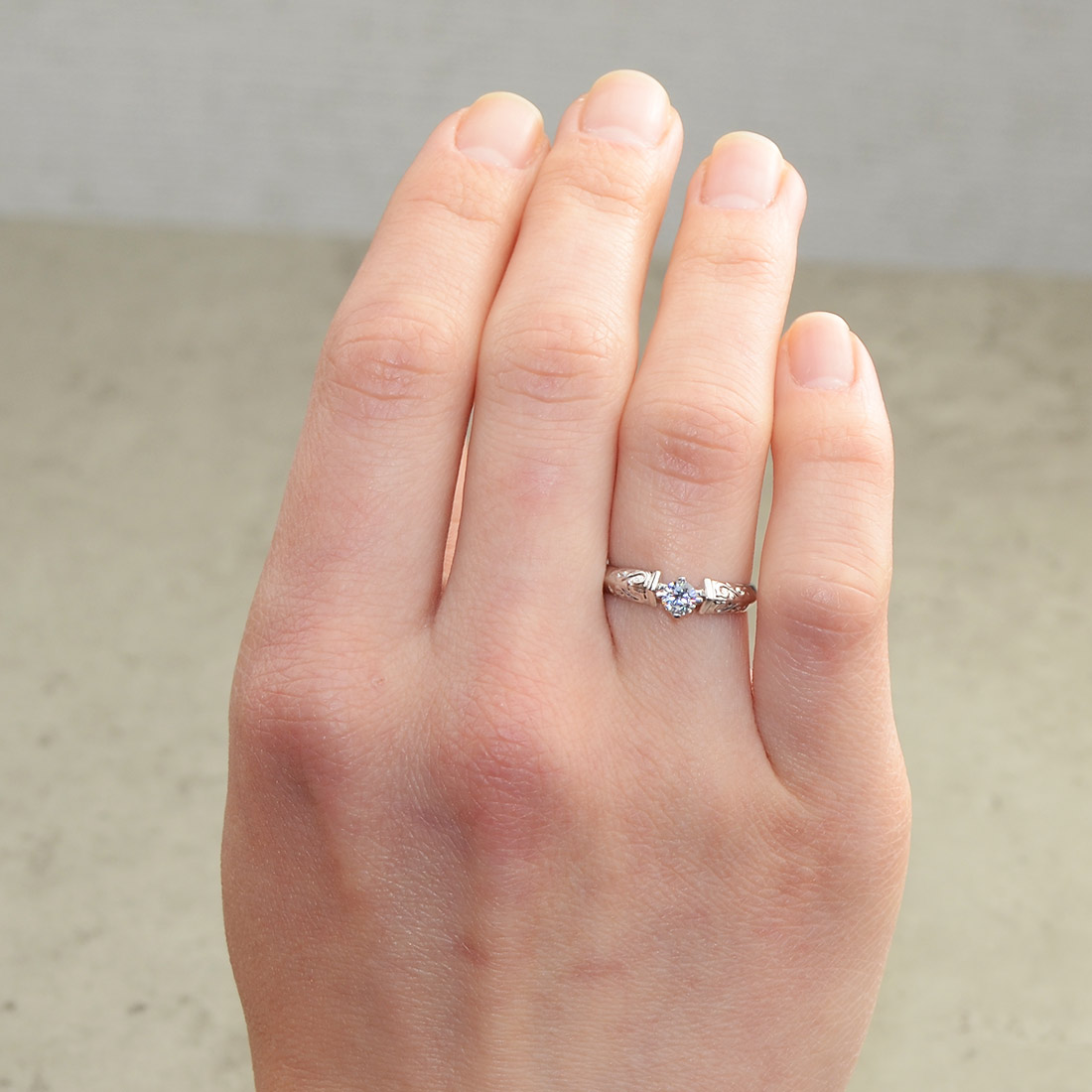 

Серебряное женское кольцо с кубическим цирконием родированное 19-kr 17.5