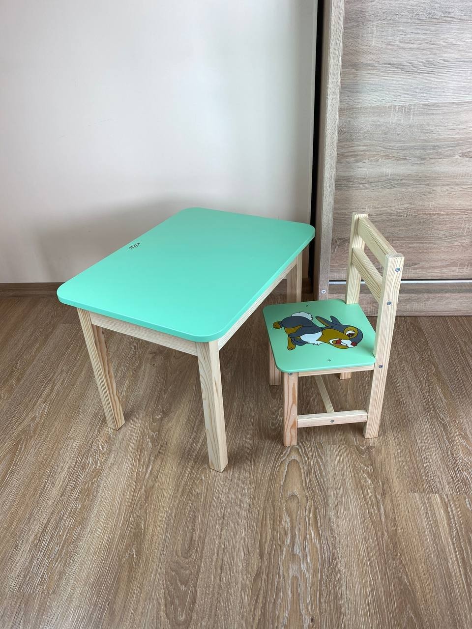 

Детский комплект стол с нишей (пеналом) и классический стул (Зеленый с рисунком Зайчик) МАСЯ