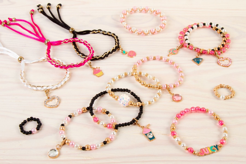 

Различные наборы для детского творчества Make it Real Juicy Couture Набор для создания шарм-браслетов «Розовый звездопад» (MR4408)