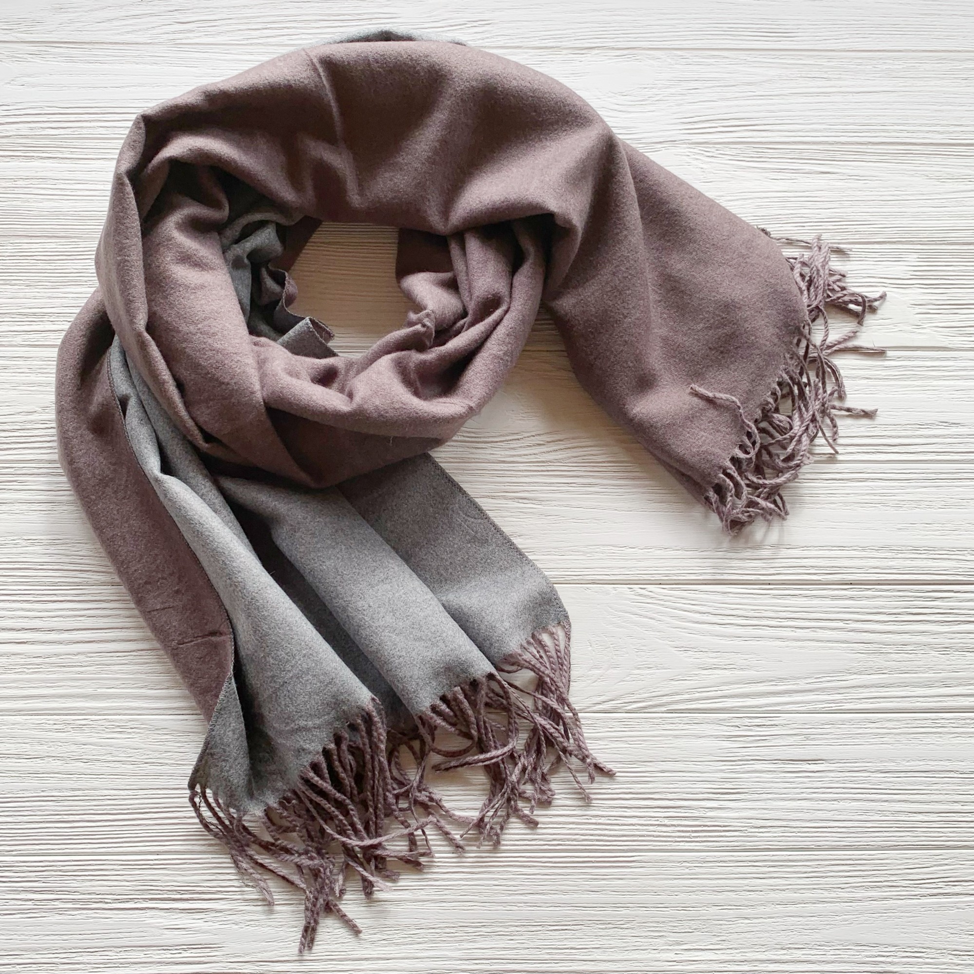 

Двусторонний кашемировый женский шарф однотонный Blended Cashmere 70 см на 210 см фиолетово-серый 100595