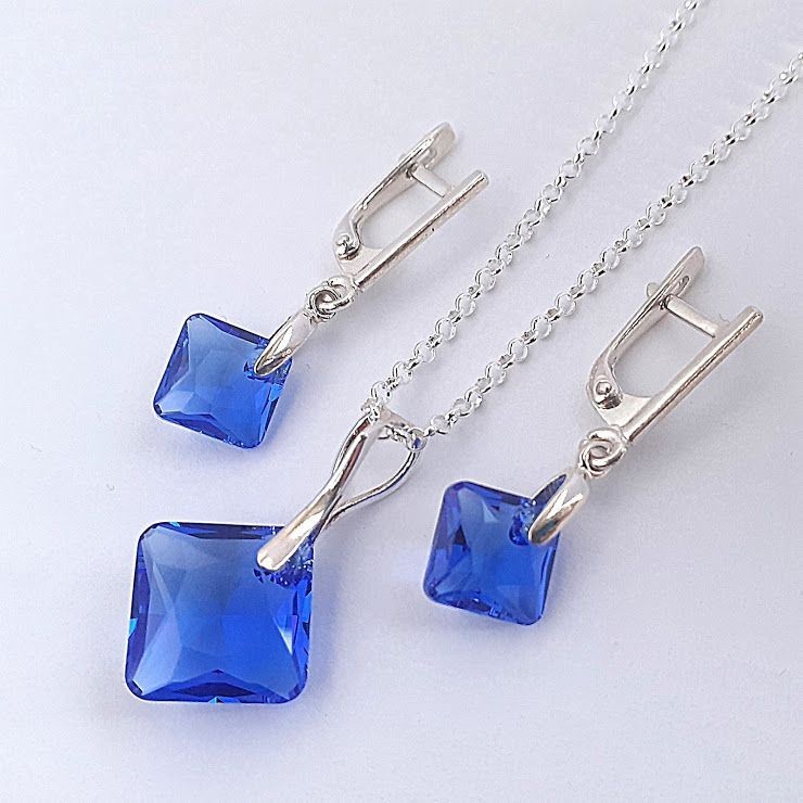 

Комплект из серебра с кристаллами Swarovski (цена без цепочки)