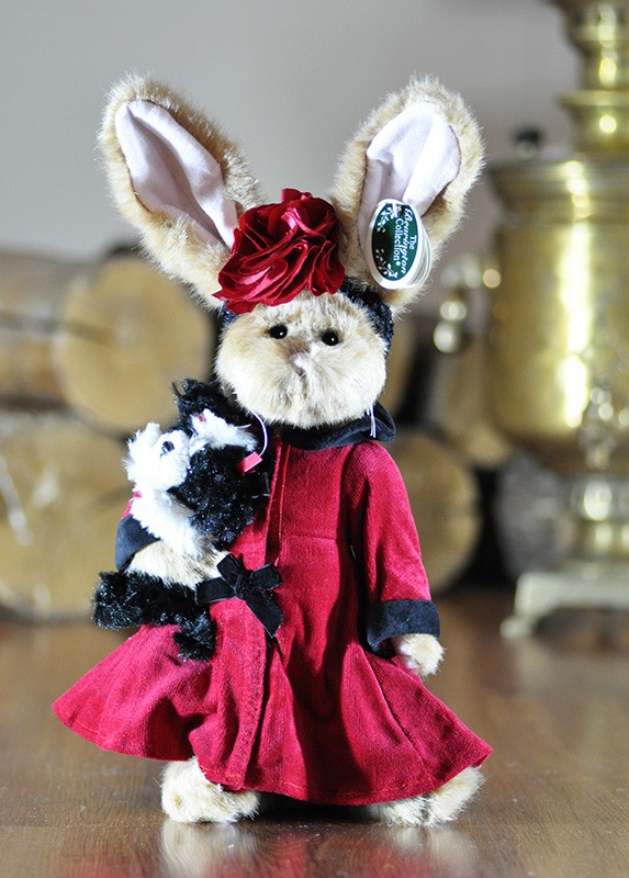 

Зайки в платье держит собачку Bearington Collection, 36см (986067)