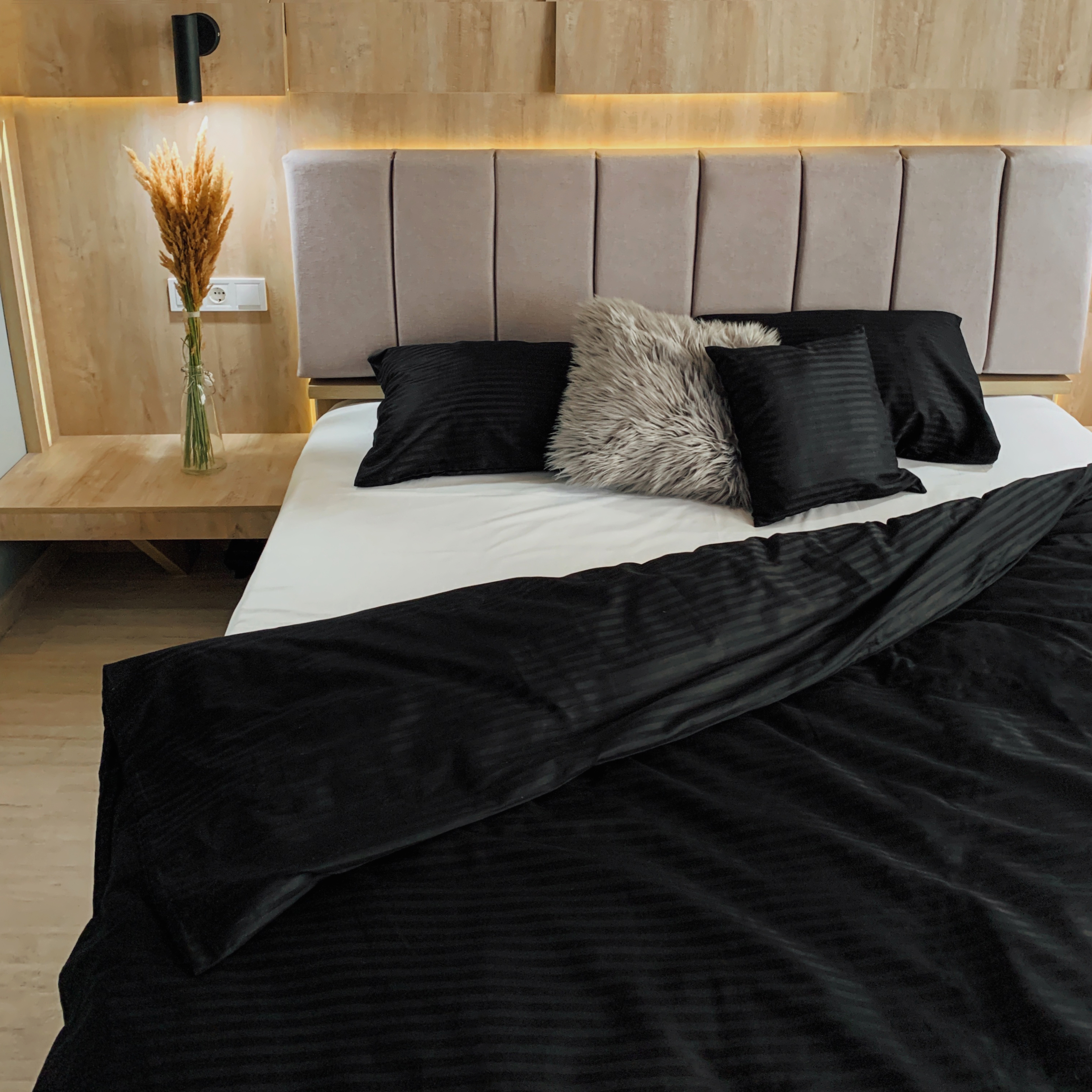 

Комплект постельного белья Полуторный 155x215 "Хлопковые Традиции", Страйп сатин, ST038 Белый/Черный , в подарочной упаковке