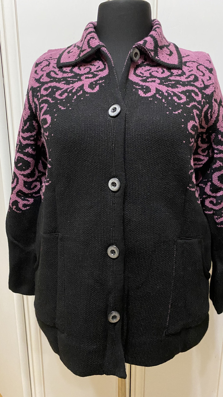 

Женская кофта тёплая черного цвета с сереневым узором на плечах, универсальный размер 48/54