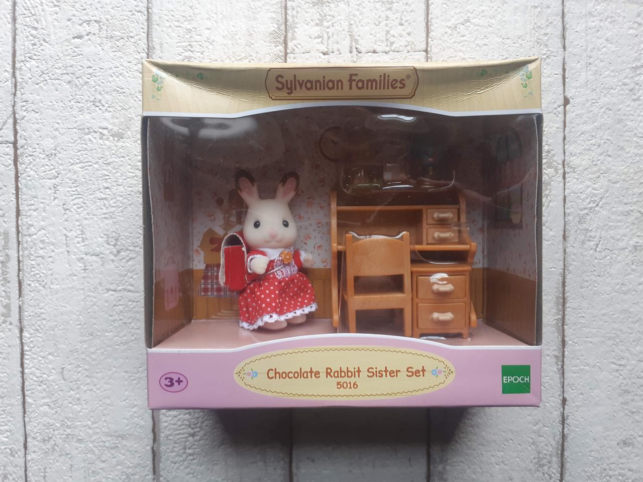 

Игровой набор Sylvanian Families шоколадный Кролик-сестра возле парты 5016