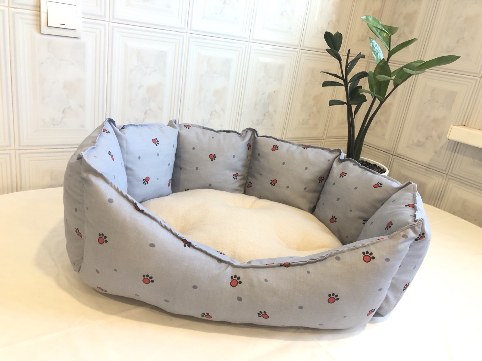 

Лежак для котов или собак Fluffy 60*45*20 с принтом Лапки на сером