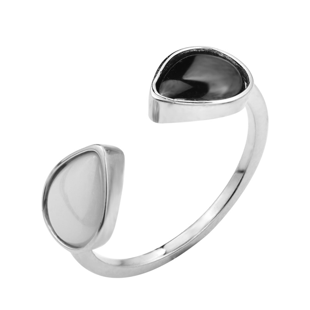 

Серебряное кольцо с черной и белой керамикой 000131776 без размера