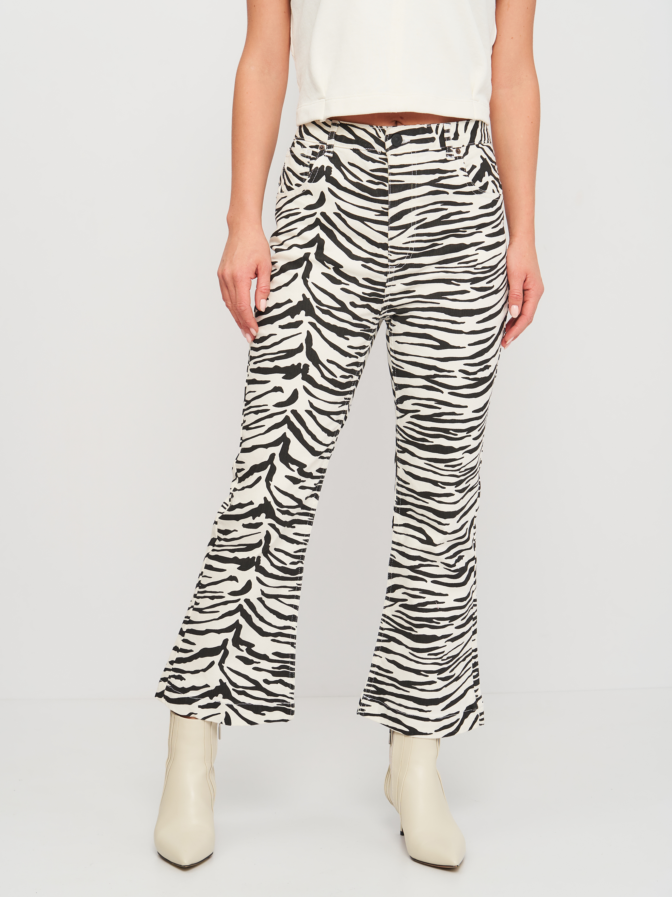 

Брюки Bershka 5105/381/060  Белые с зебровым принтом, Брюки Bershka 5105/381/060 40 Белые с зебровым принтом