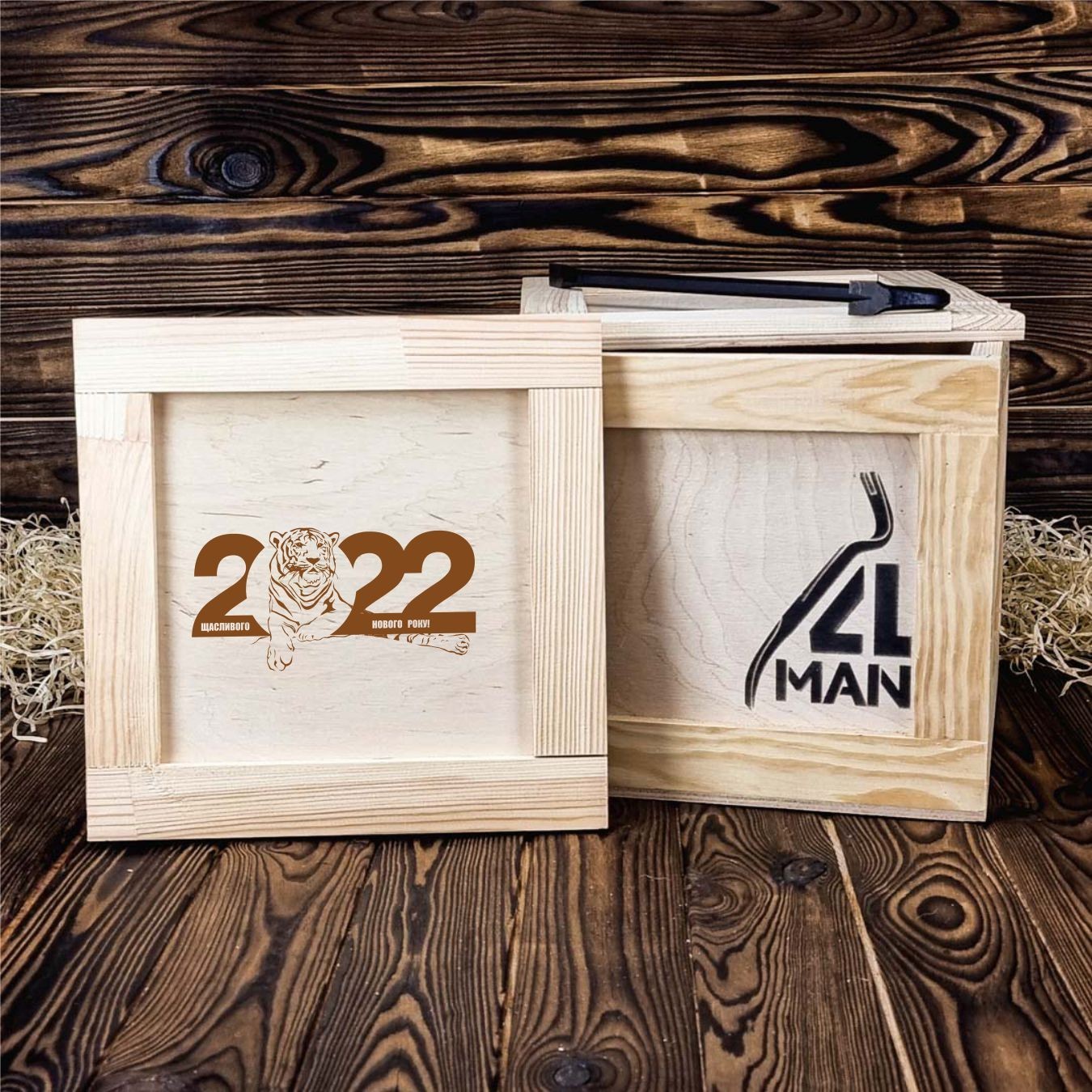 

Бокс для мужских новогодних подарков 4MAN 25*25*25 см + лом + гвозди + наполнитель кубики пенопласта (G0080_136U)