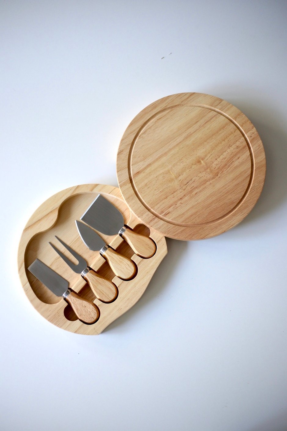 

Доска с ножами для нарезки и подачи сыра деревянная двойная с раздвижным механизмом 22 см