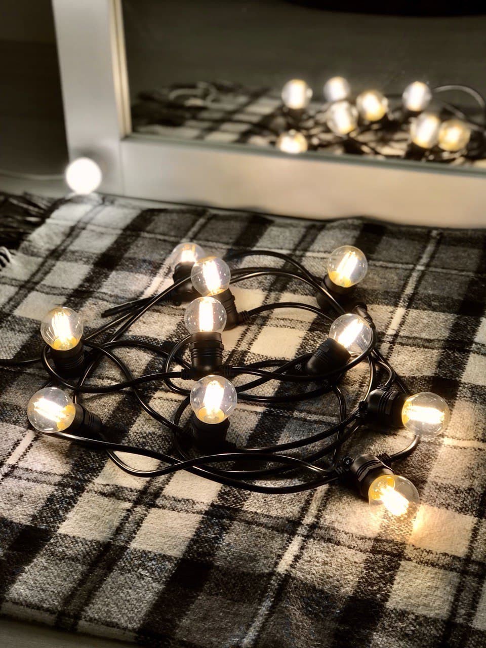 

Уличная Ретро Гирлянда Тесла с круглым проводом 25 метров на 50 филаментных ламп теплого свечения по 4Вт С дистанционным выключателем