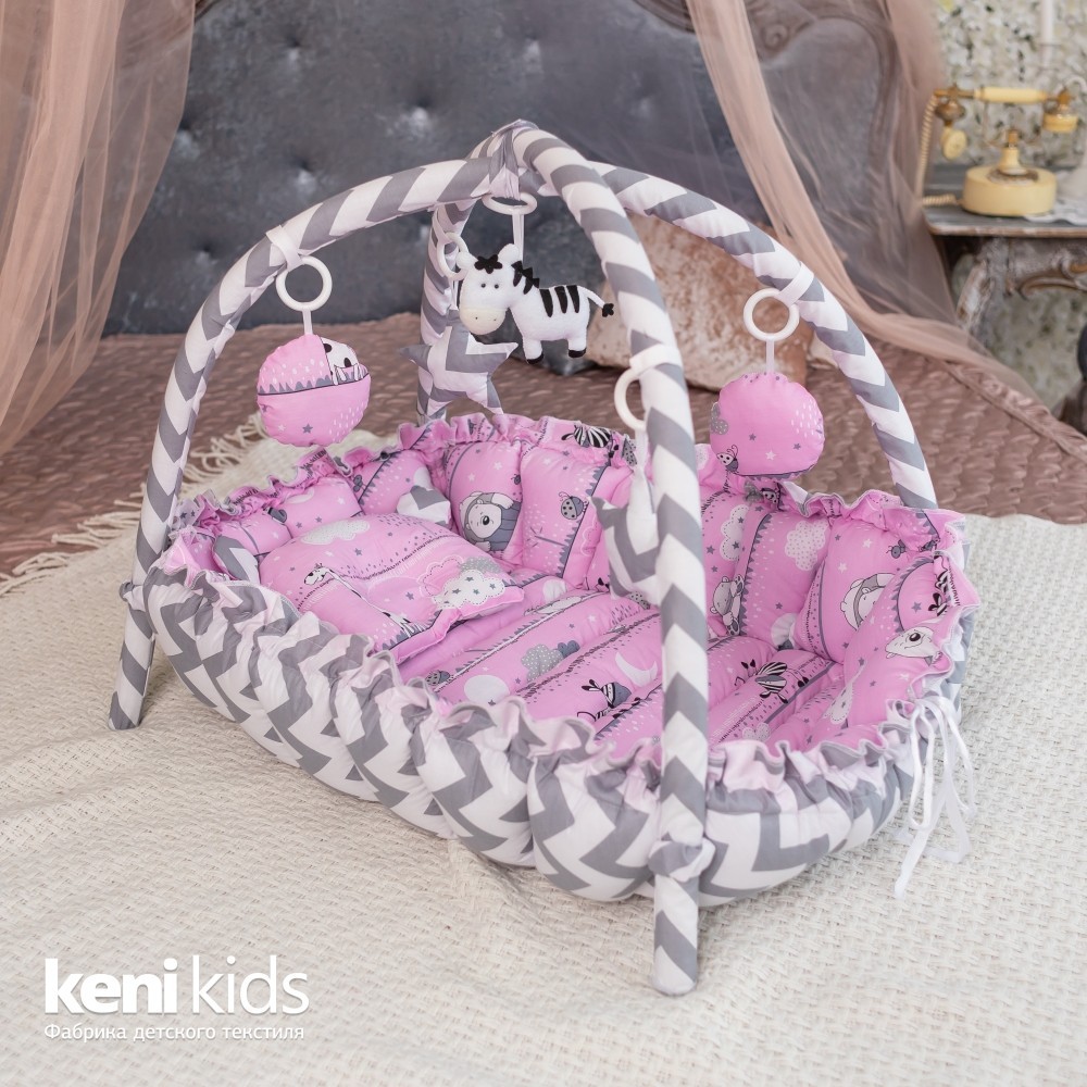 

Игровой развивающий Коврик-Кокон гнездышко 2 в 1 для новорожденных KENI KIDS Зебры 84x61 см. Серо-Розовый + Дуги с игрушками + Ортопедическая Подушка