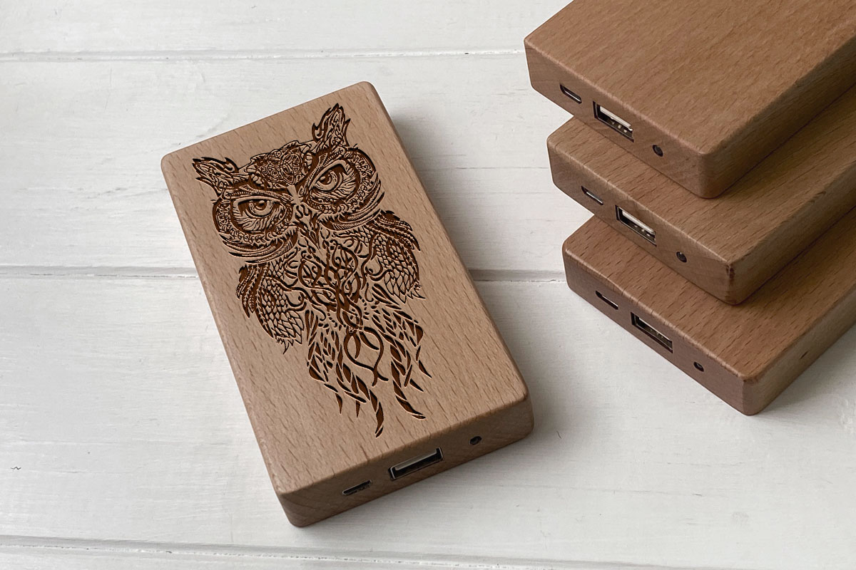 

Деревянный внешний аккумулятор Maple с гравировкой Sova2