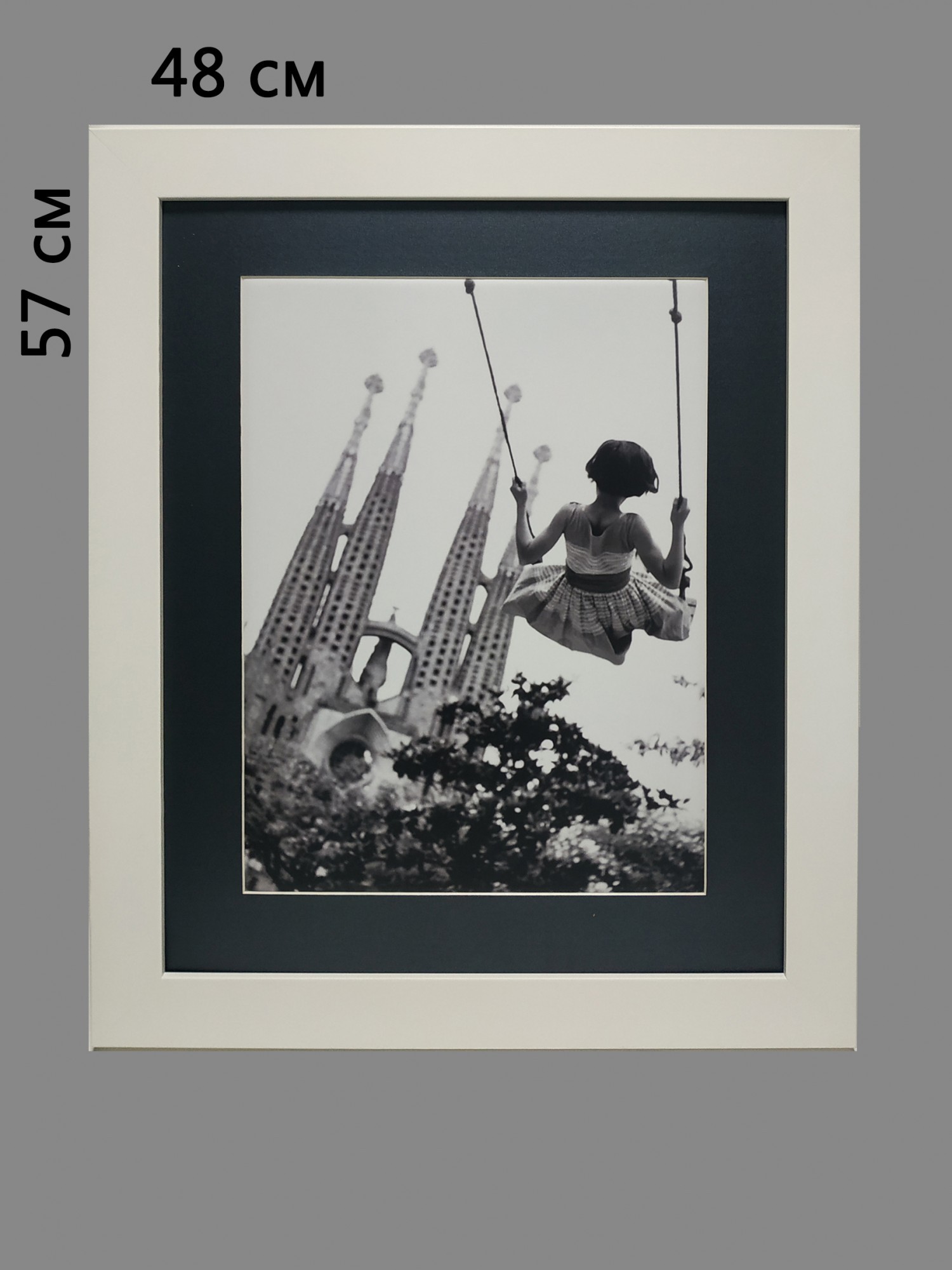 

Постер "Барселона. Девочка на качели" в деревянной раме 480х570мм Frames Posters Decor