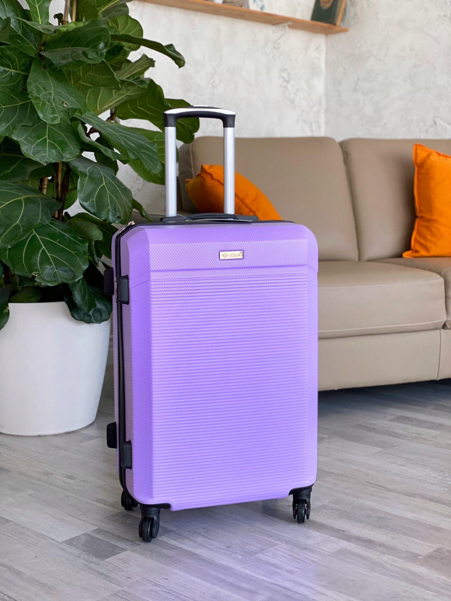 Ультралегкий пластиковый чемодан с поликарблнатом в составе для ручной .
