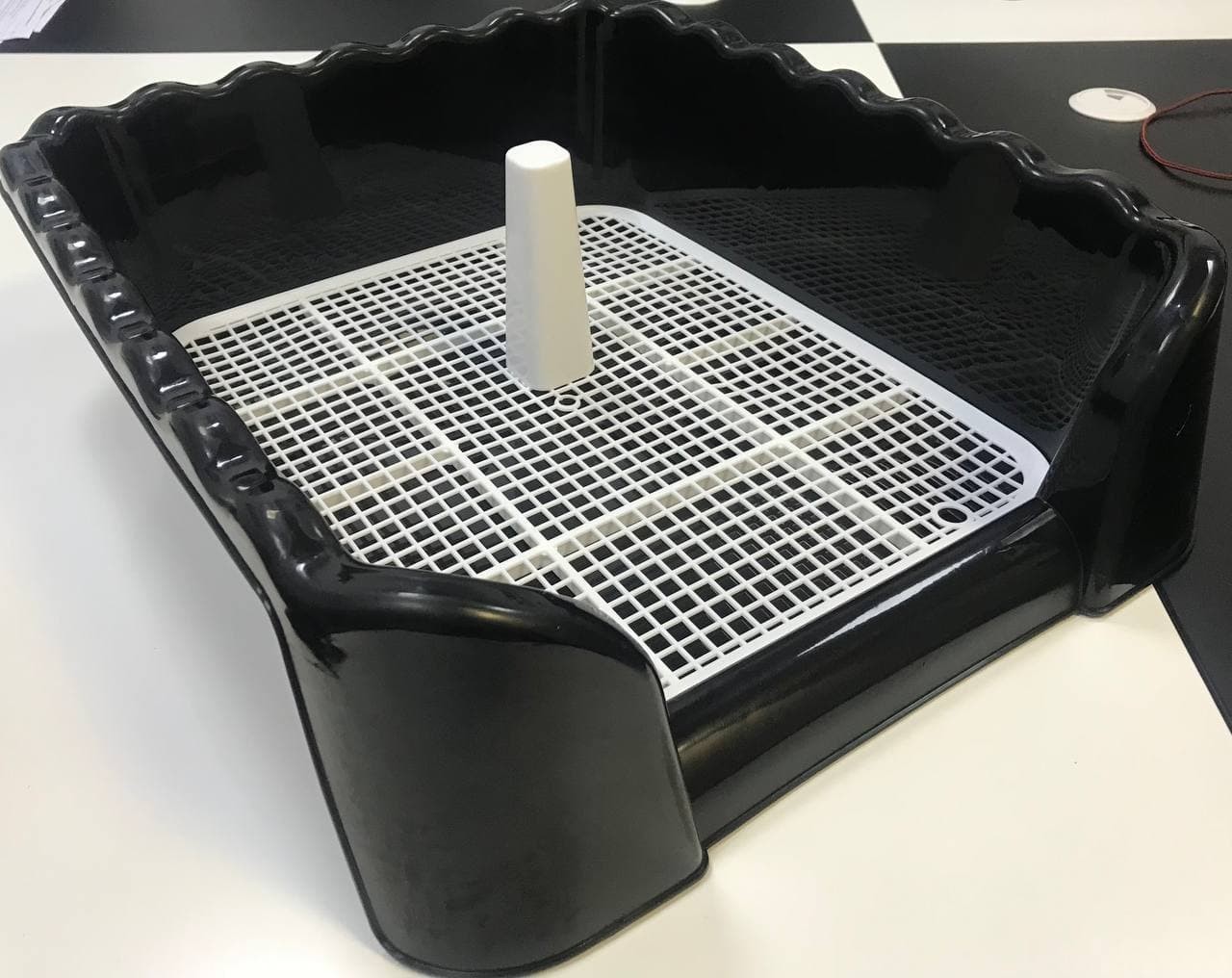 

Туалет со столбиком и стенками для кобелей Onepet 53*45*17см Черный