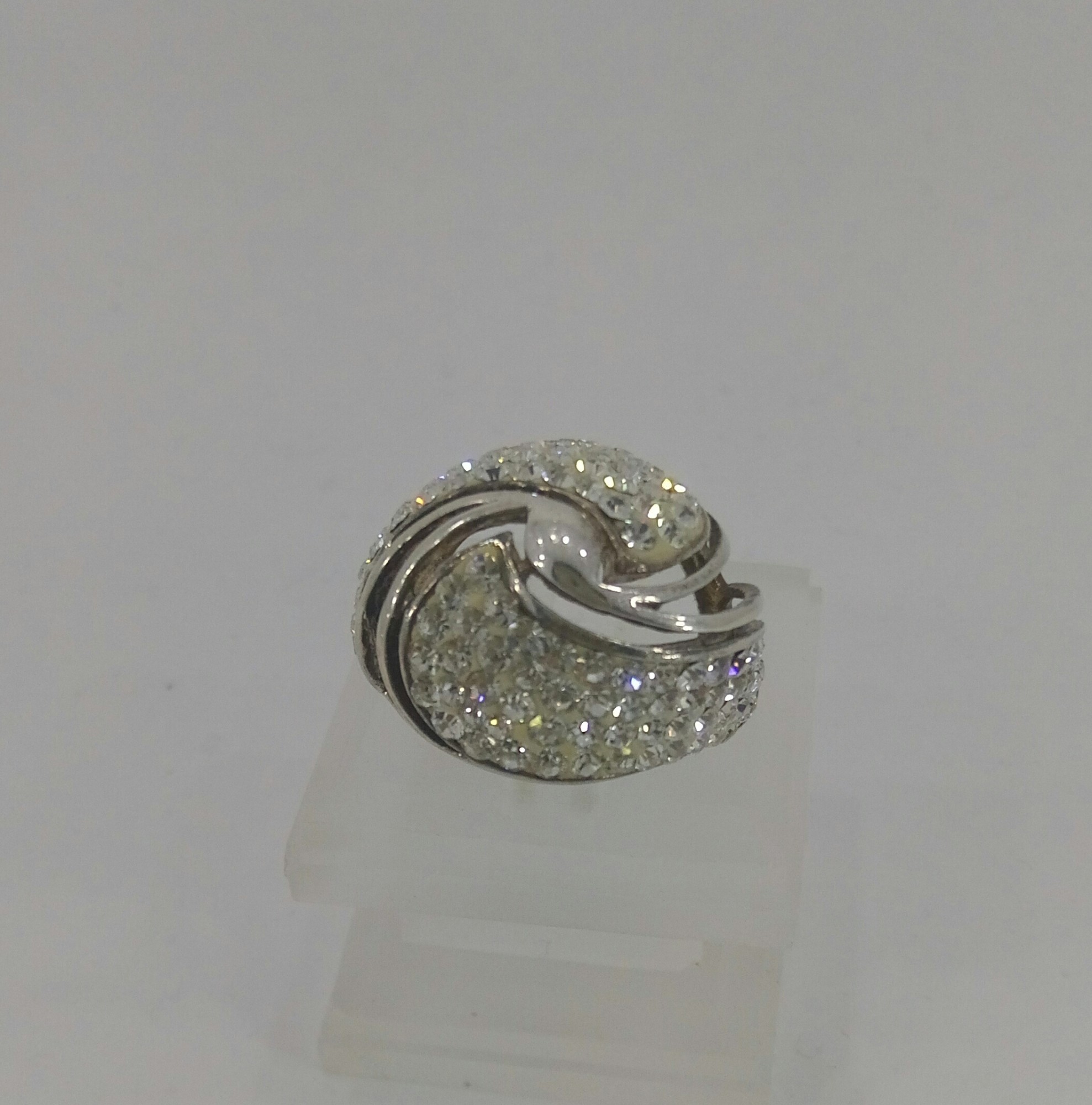 

Кольцо из серебра с куб. циркониями (1902/6) 17 размер