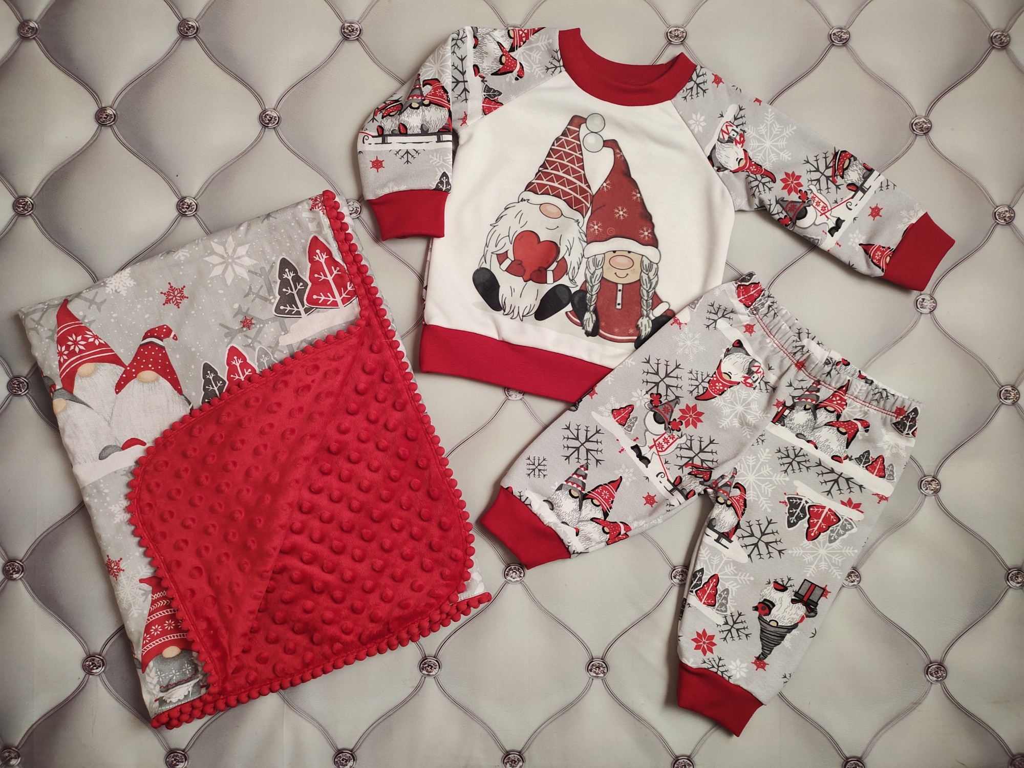 

Подарочный набор новогодний детский Гномы Tomte с пледом, 3 предмета, 68 см, серый с красным
