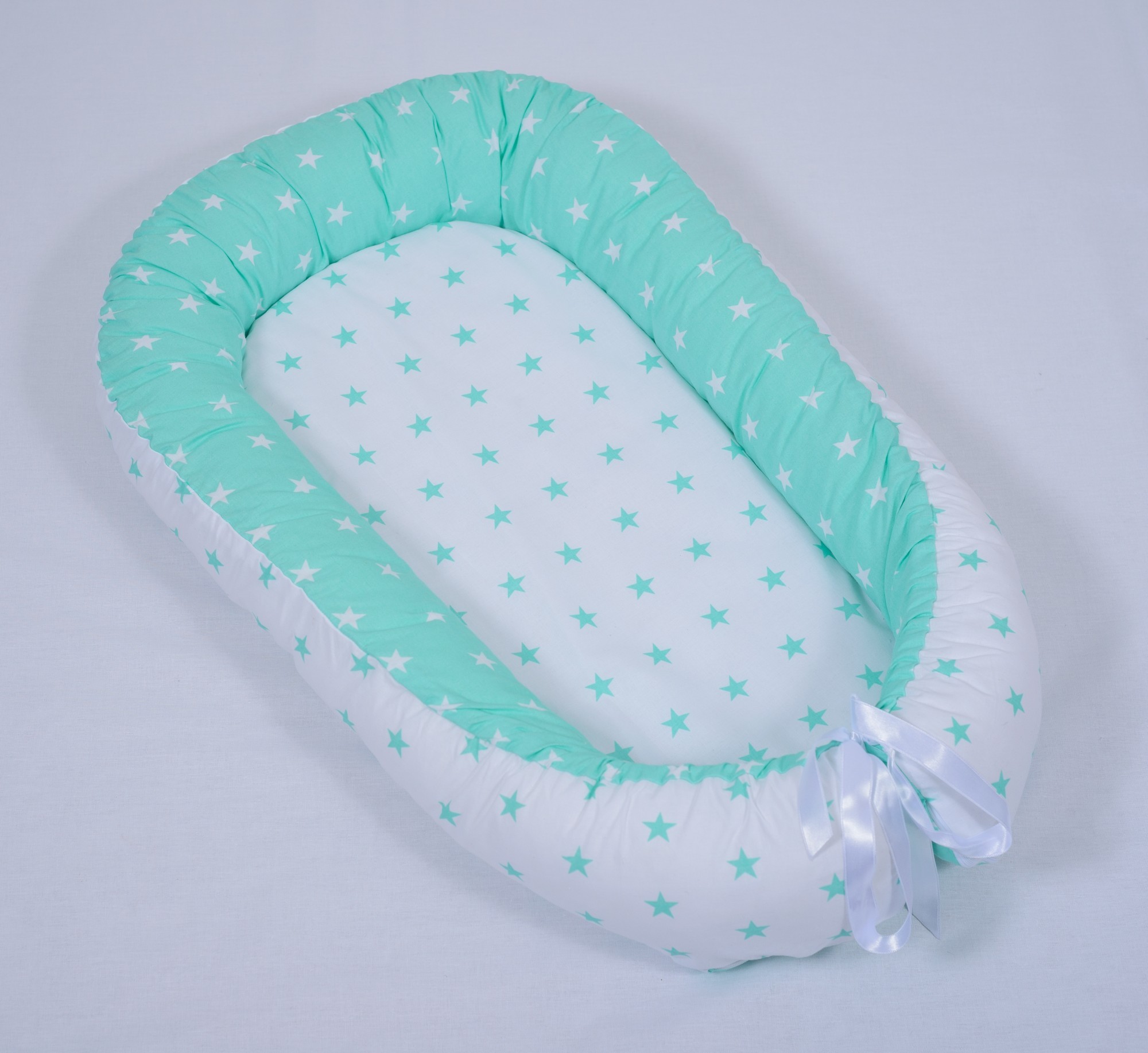 

Кокон-позиционер для новорожденных BabyNest от BabyKomfort красные сердца