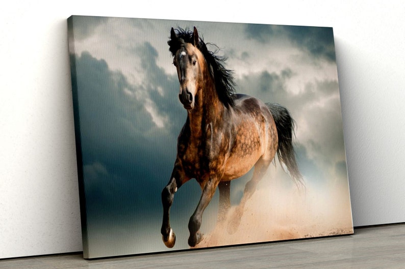 

Картина на холсте Бегущий конь51x34 см (100)