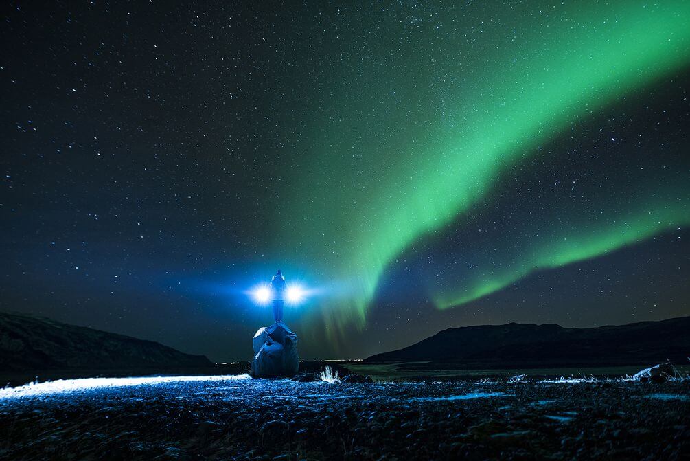 

Фотообои Арт-Обои Человек с огнями №nus_10580 Лоск