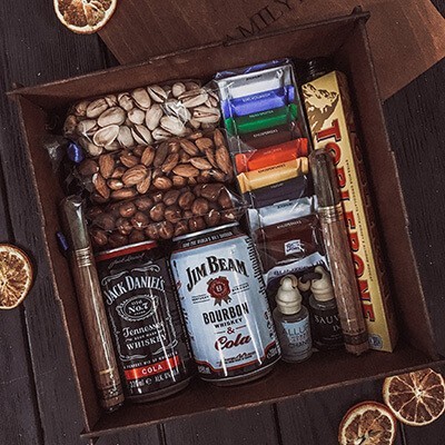 

Подарочный набор для мужчины, парня "Заряд бодрости" с віскі "Jack Daniels", сигарами и сладостями для дня рождения или просто в подарок
