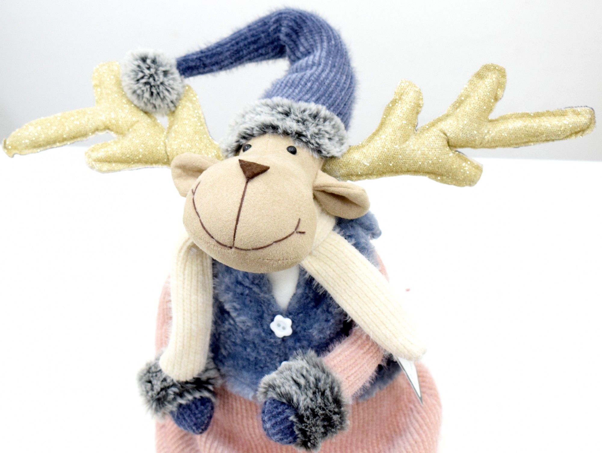 

Новогодний декор сидящий олень девочка