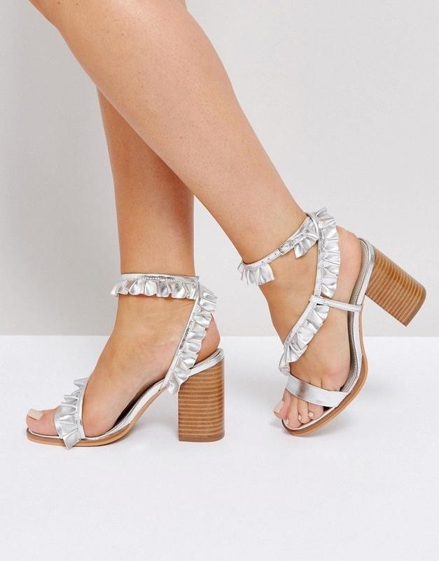 

Женские босоножки с оборками Asos 39 серебристый