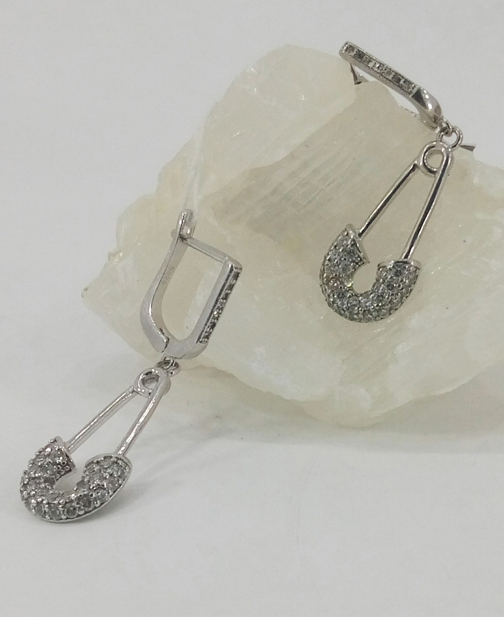 

Серьги из серебра с куб. цирконами "Булавочки" (108875/149)