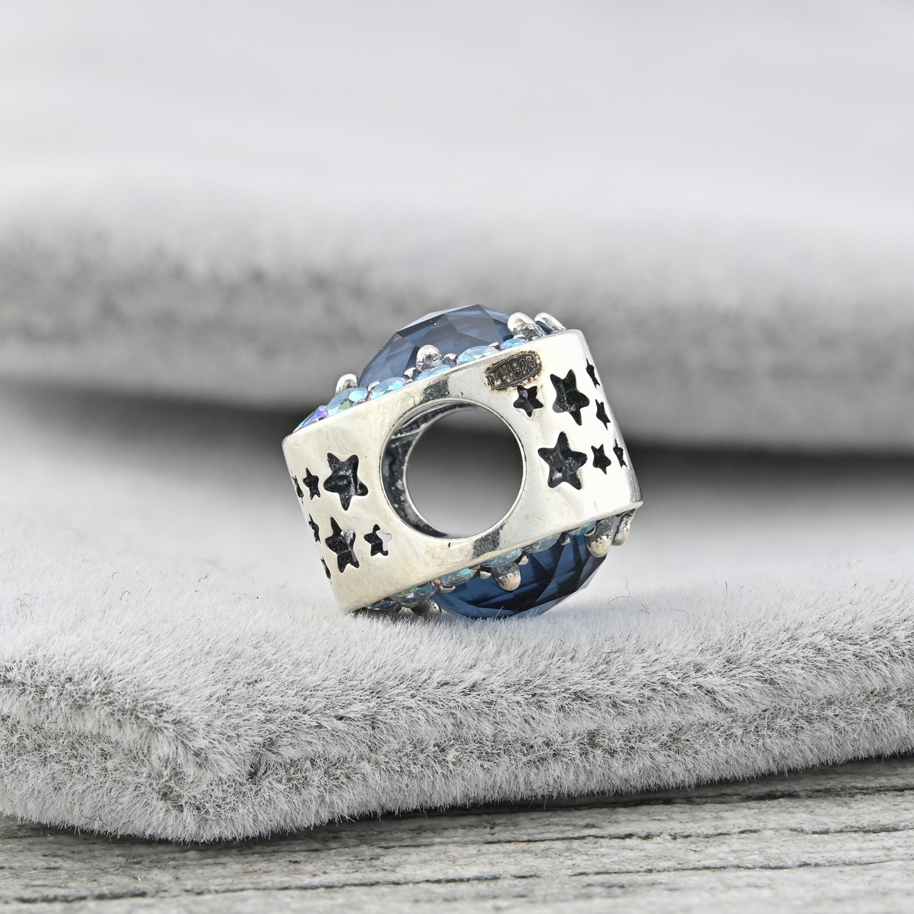 

Серебряный шарм ТС580663с размер 11х11 мм вставка синий фианит вес 2.2 г