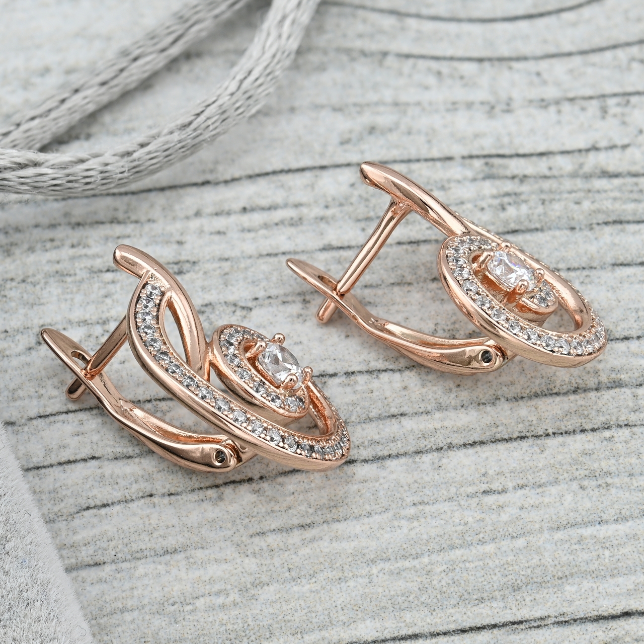 

Серьги 35843 размер 19х13 мм белые фианиты вес 3.3 г позолота РО