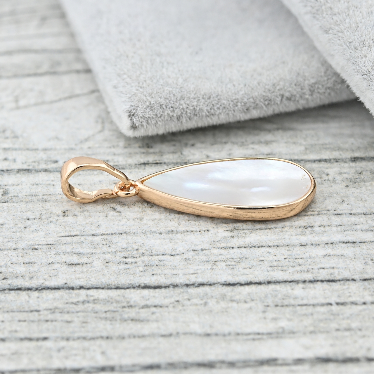 

Кулон Xuping для цепочек до 3 мм 35593 размер 26х9 мм вес 1.3 г перламутр позолота 18К