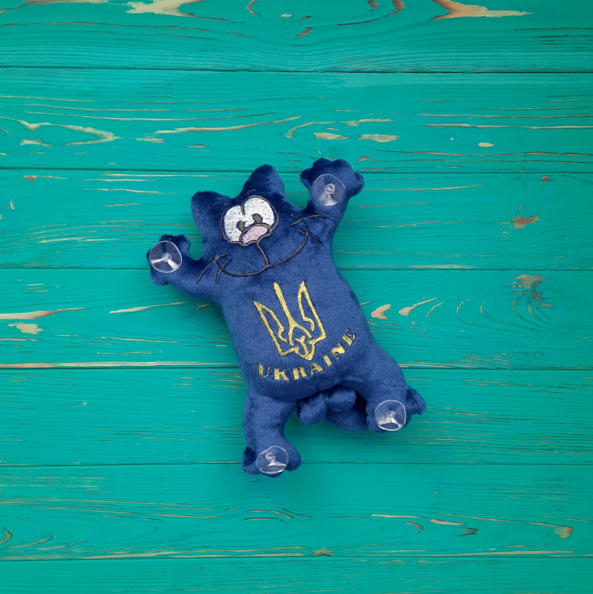 

Мягкая игрушка на присосках в авто Baby Textile Кот Саймон Герб Украины Ручная работа 26 см Синий 157687