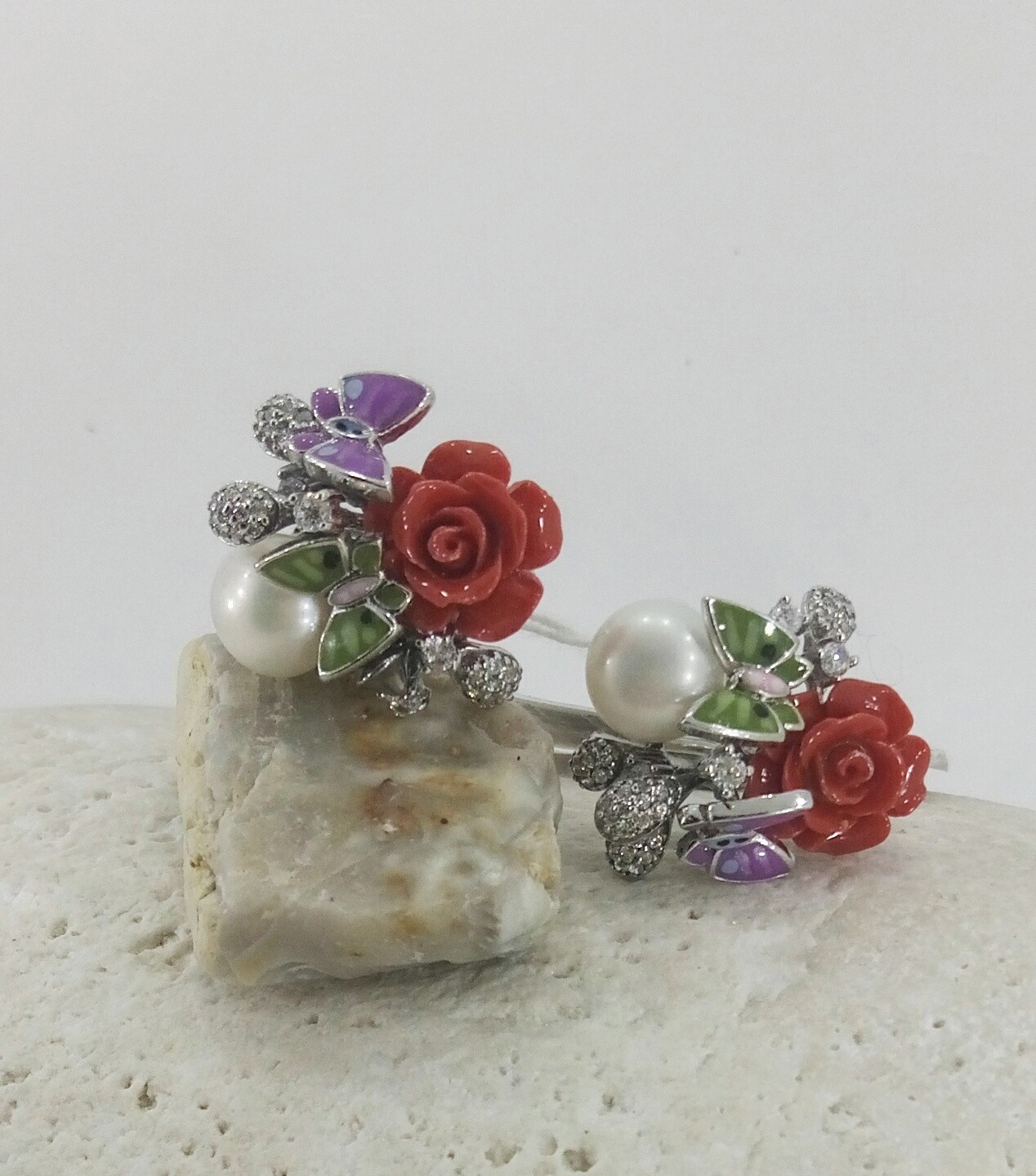 

Серьги из серебра с эмалью,жемчужинками и куб. цирконами (107692/96)