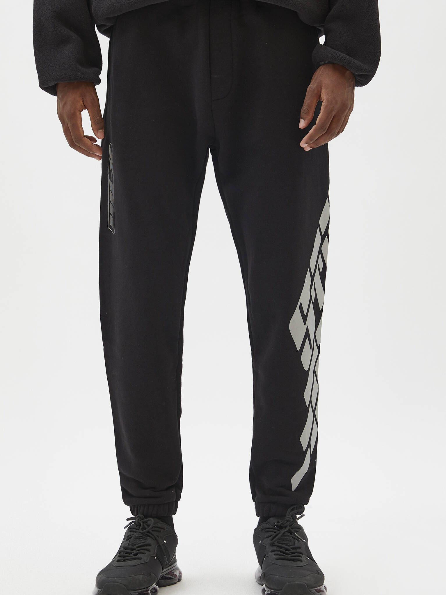 

Спортивные штаны Pull & Bear 9678/544/800  Черные с принтом, Спортивные штаны Pull & Bear 9678/544/800 S Черные с принтом