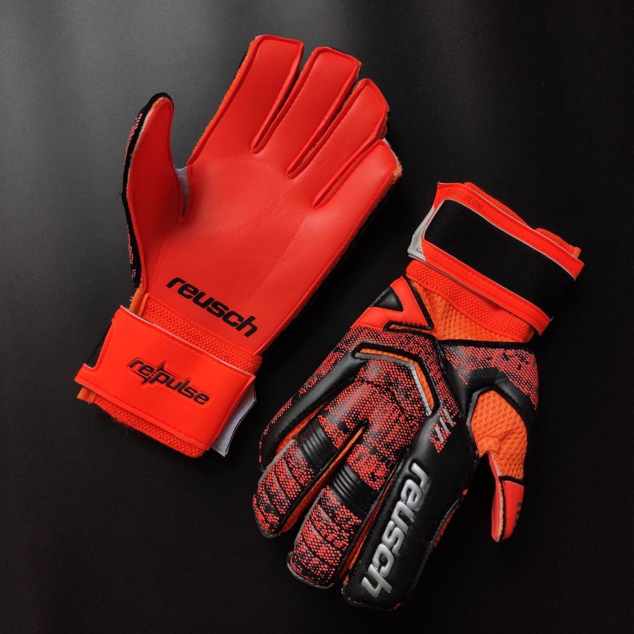 

Современные вратарские перчатки REUSCH футбольные с защитой пальцев взрослые для вратаря Оранжевый АН-882-ФБ Размер 9