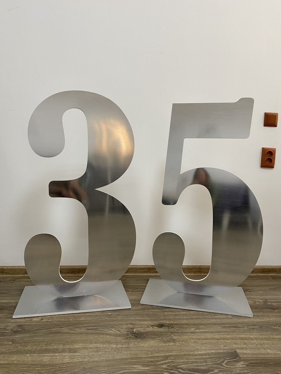 

Объемная цифра из зеркального пластика 35 на подставке Manific Decor
