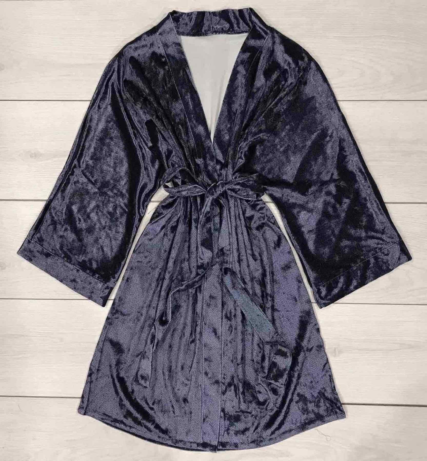 

Fashions • Бархатныи халат женскии Дарина Fashions - графит (160-ут, Fashions • Бархатныи халат женскии Дарина Fashions 42-50 графит (160-ут)