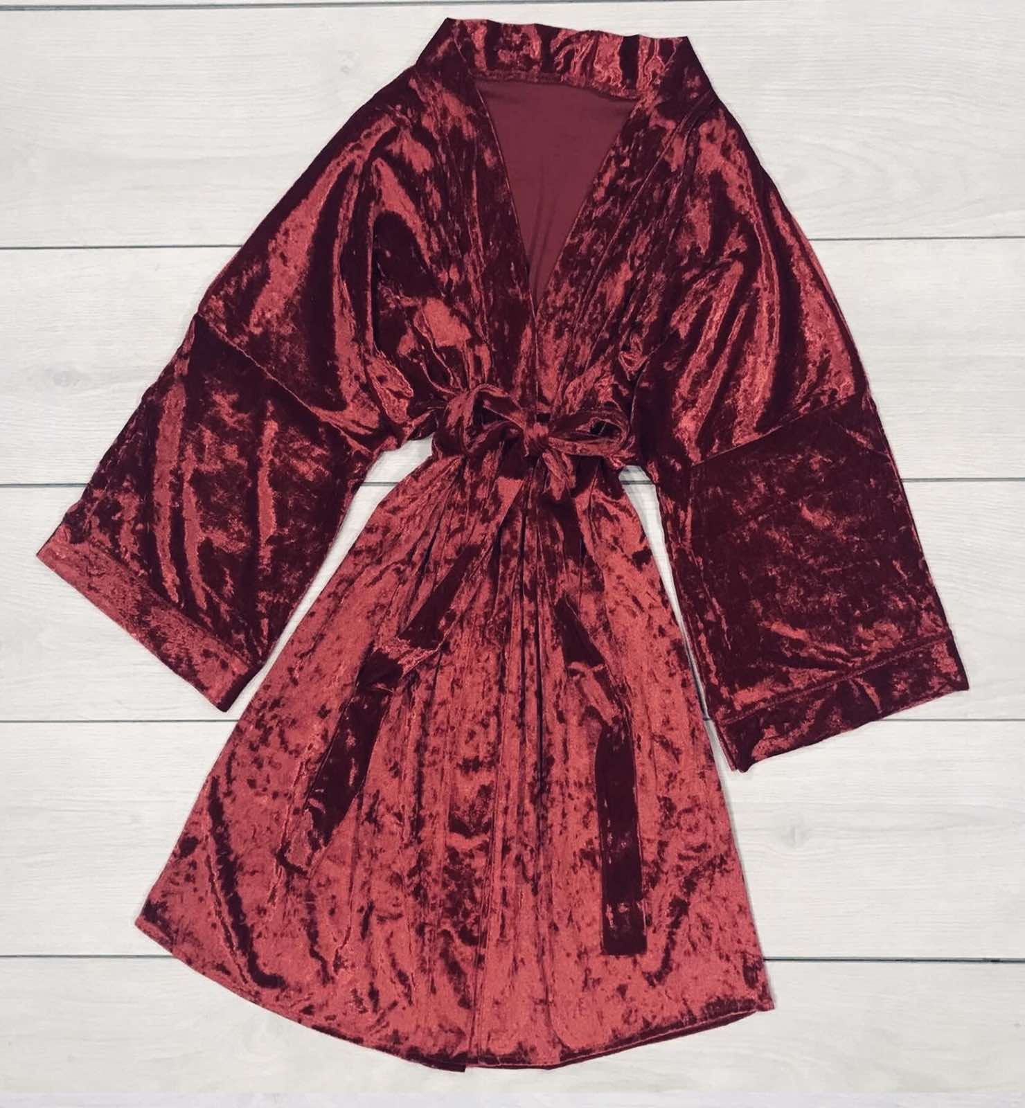 

Fashions • Бархатныи халат женскии Дарина Fashions - красный (160-ут, Fashions • Бархатныи халат женскии Дарина Fashions 42-50 красный (160-ут)